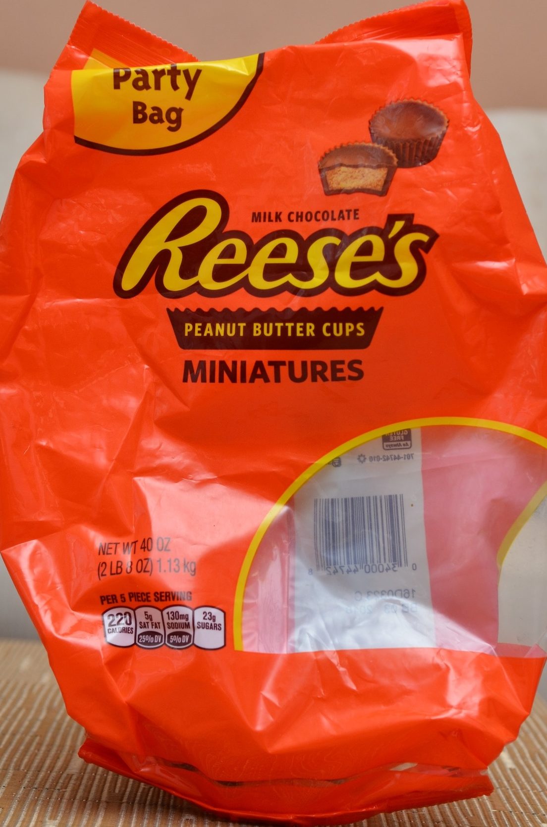 How many reese miniatures are in a 40 oz bag Milk Chocolate Miniatures Peanut Butter Cups Hershey S 40 Oz 1 13 Kg